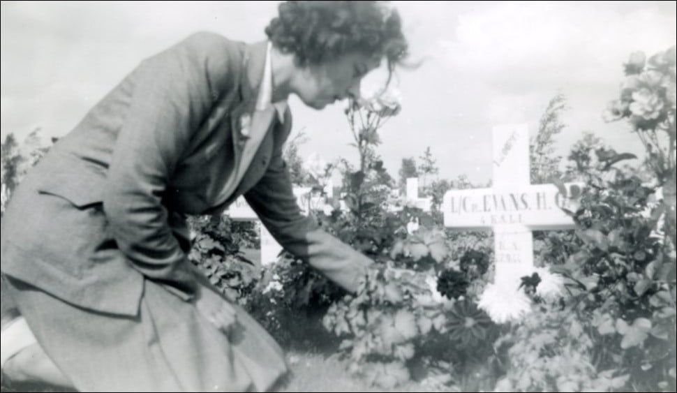 Barbara legt bloemen bij het graf van haar broer