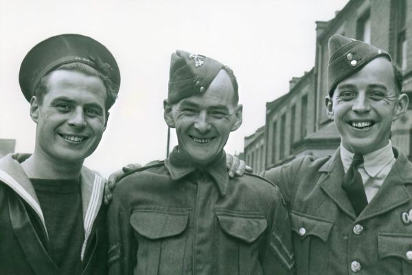 Frank McCauley met zijn zonen (links) Mac en (rechts) Denis