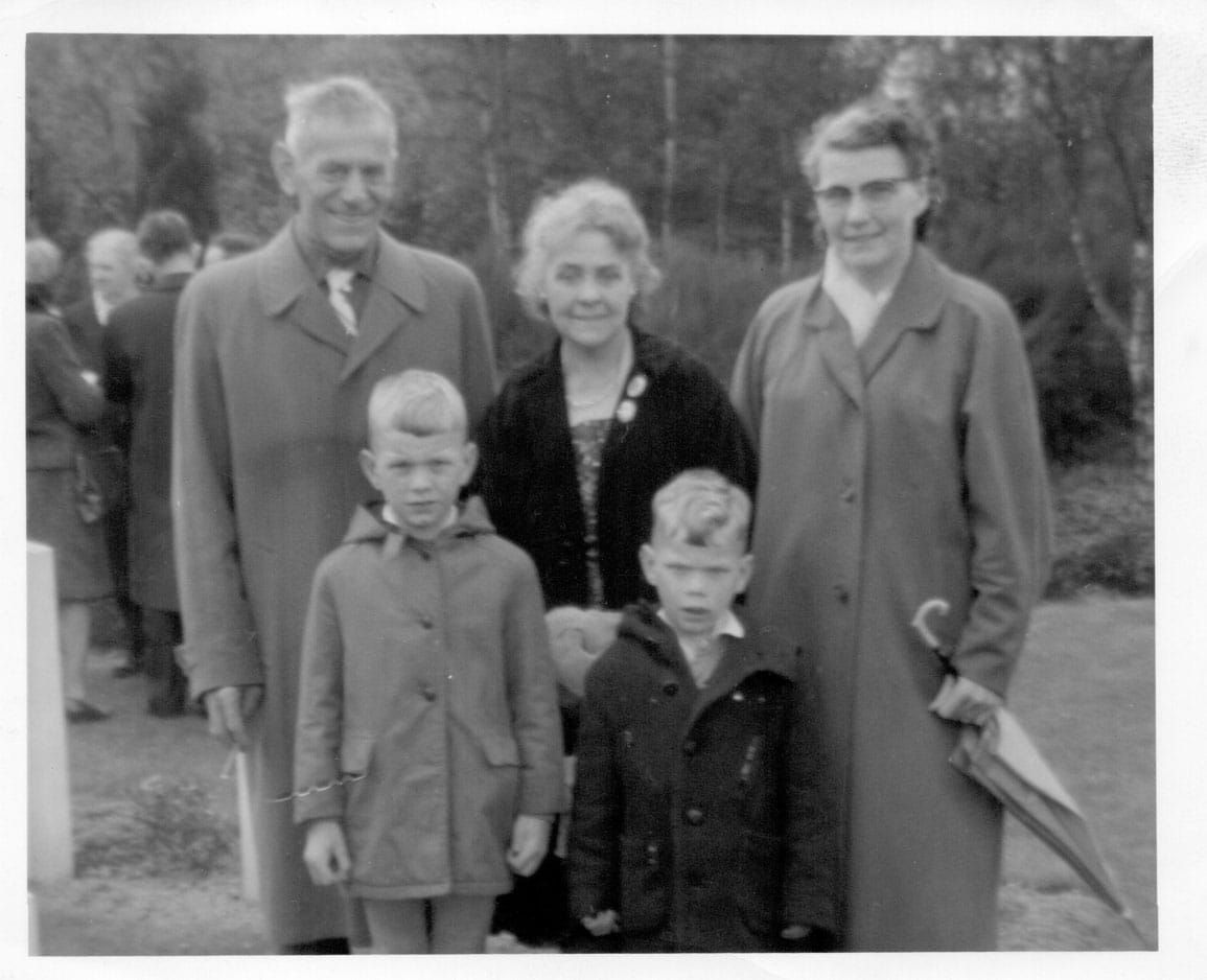 Frans Verhoeven met Bridget McCauley en Marie Verhoeven en Peter en Frans jr