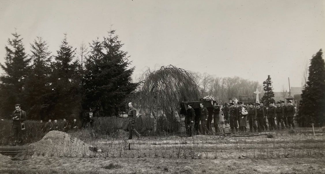 Begrafenis Padraig aankomt begraafplaats in Grave