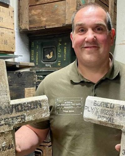 Tonnie Ebben met gevonden veldkruizen