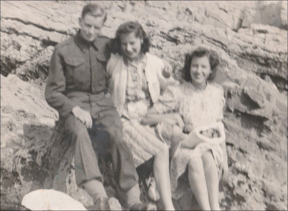 Godfrey Evans met zijn zussen Barbara en Marie.