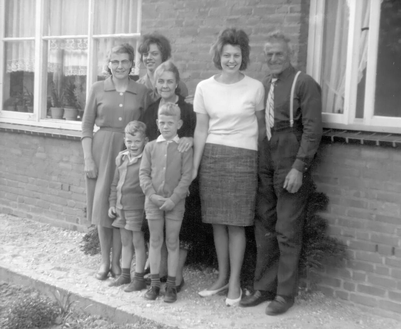 Familie Verhoeven: Marie, Elly, Bridget McCauley, Mia, Frans en vooraan Peter en Frans jr