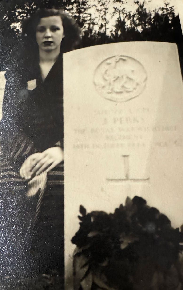 Ruth Perks bezoekt het graf van James in 1955