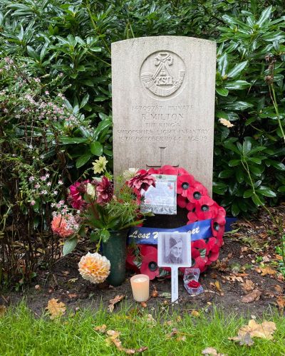 Graf Bobby Milton tijdens de herdenkingsceremonie in Oktober 2025