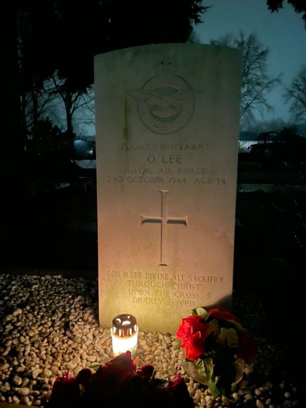 War grave Oliver Lee at cemetery in Grave at Christmas Eve 2024