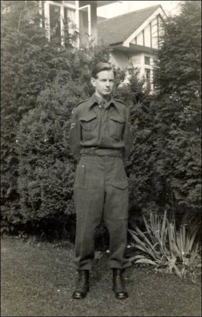 Godfrey Evans in uniform tijdens een verlof, 1944.