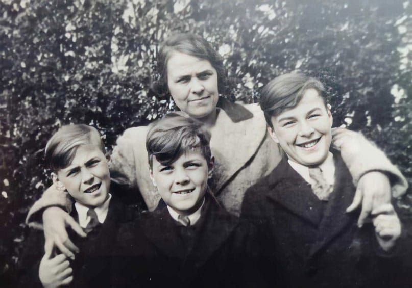 Bridget McCauley met haar zoons Jacky, Terence en Brendan