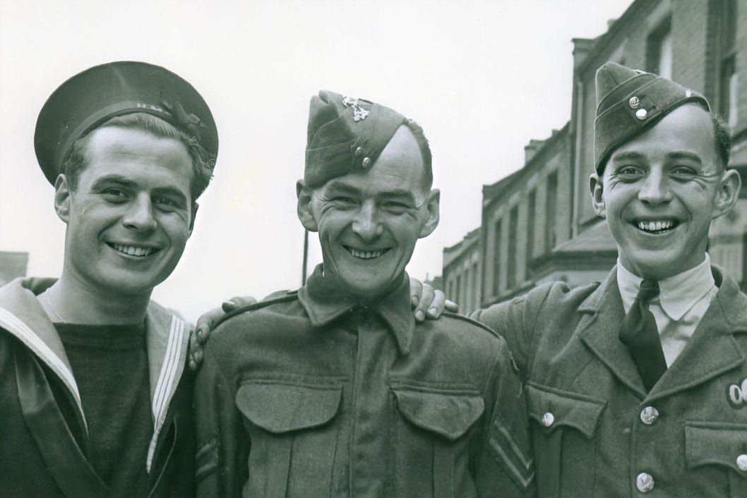 Frank McCauley met zijn zonen (links) Mac en (rechts) Denis