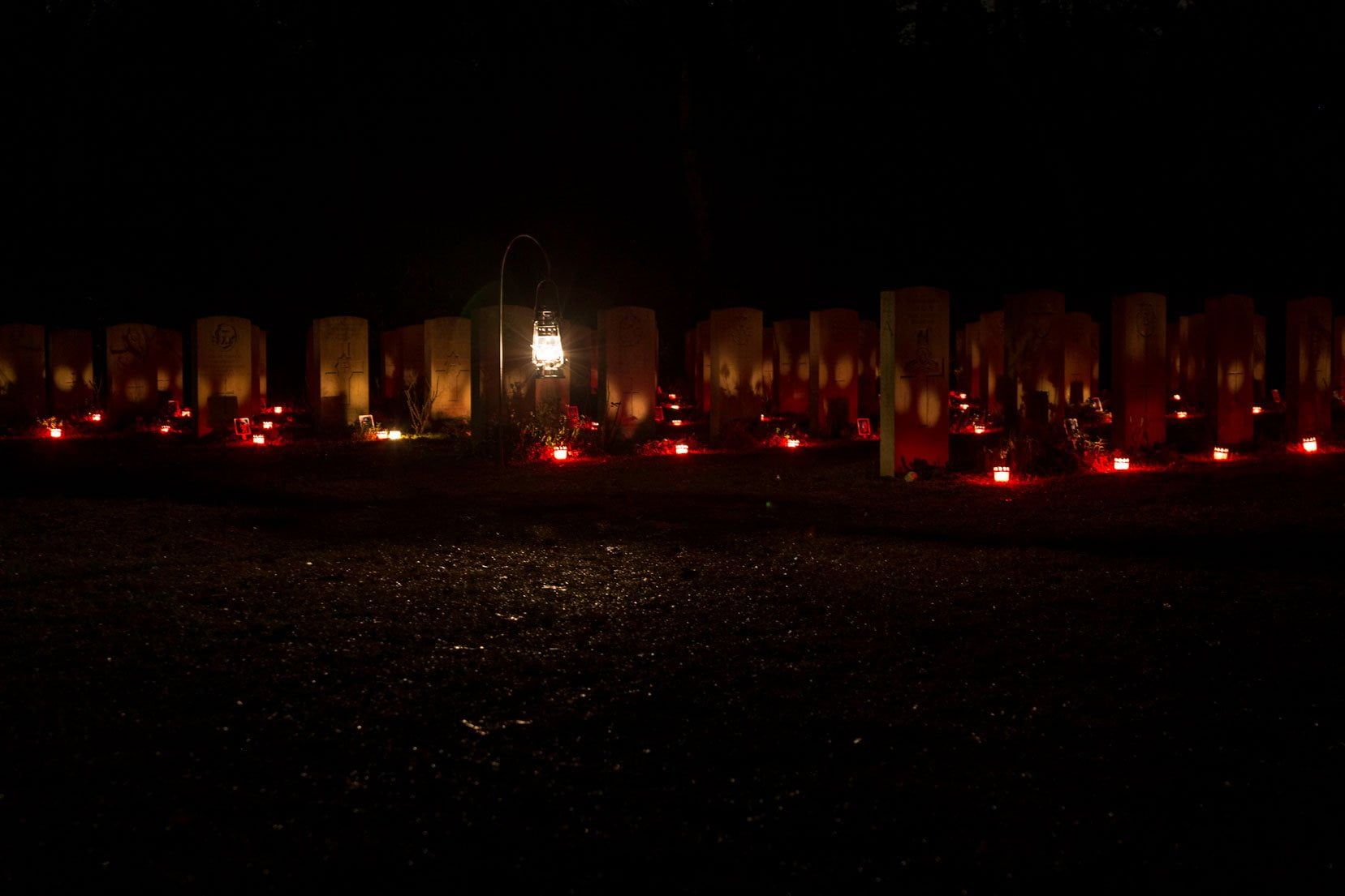 Lichtjes op oorlogsgraven met lantaarn 2022 Overloon