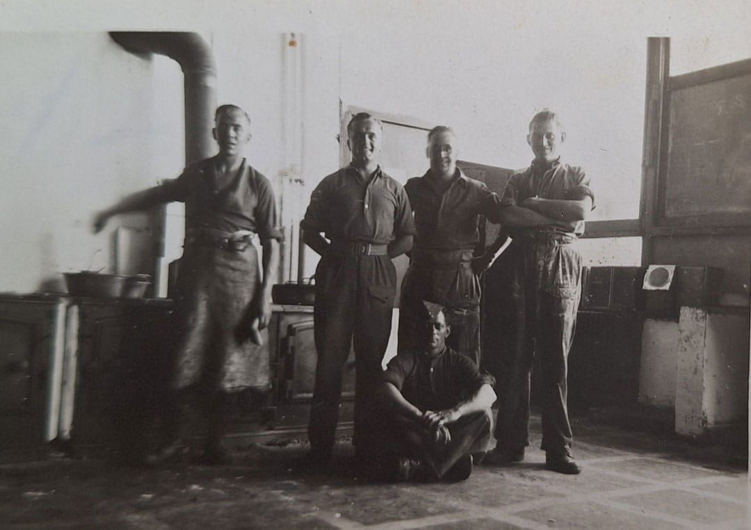 Geoff met vrienden bij het Army Catering Corps