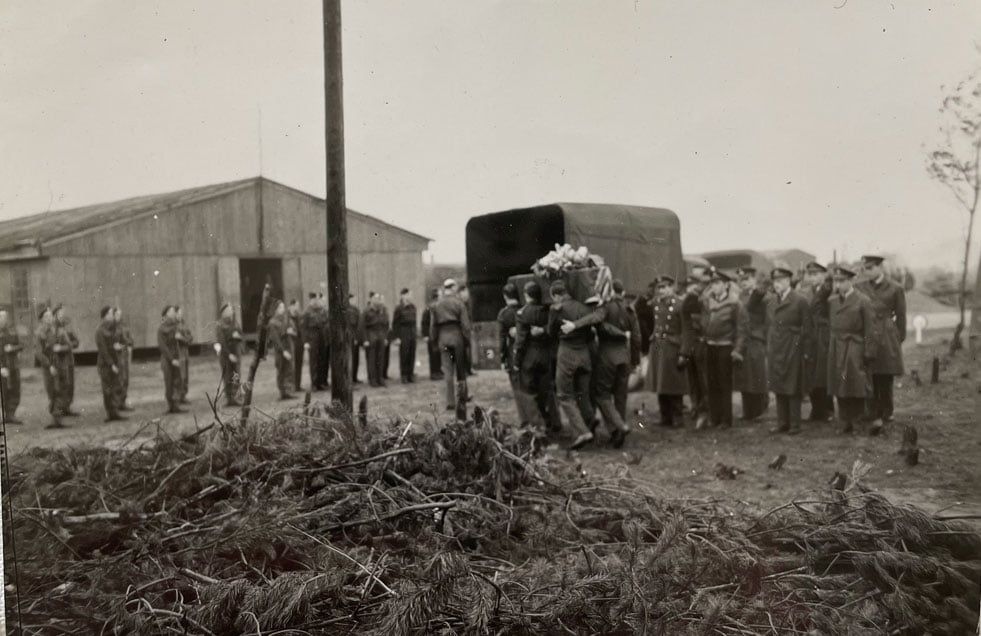 Begrafenis Padraig afscheid van vliegveld Mill