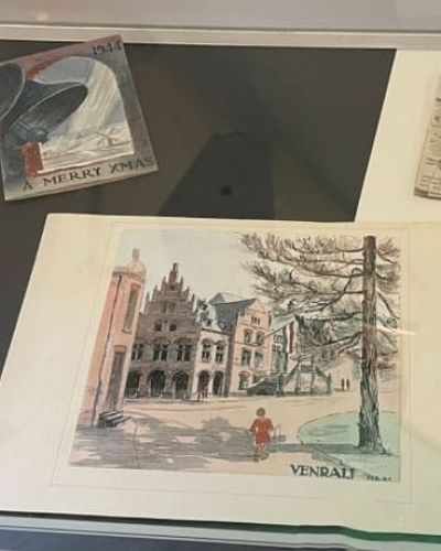 Vitrine met originele tekeningen en foto's Arthur Johnson