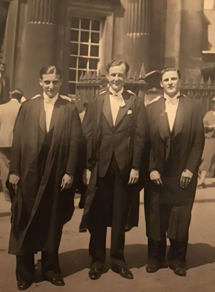 Roland aan de rechterkant tijdens afstuderen aan Cambridge University