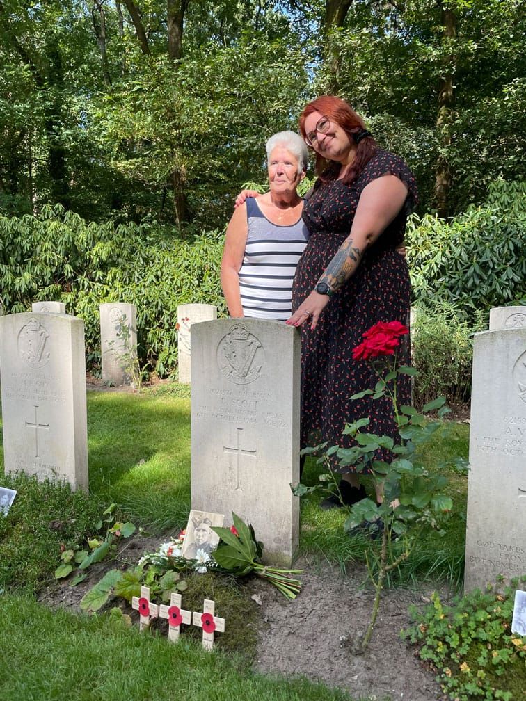 May Lowry Scott en adoptant Tess Gielen
