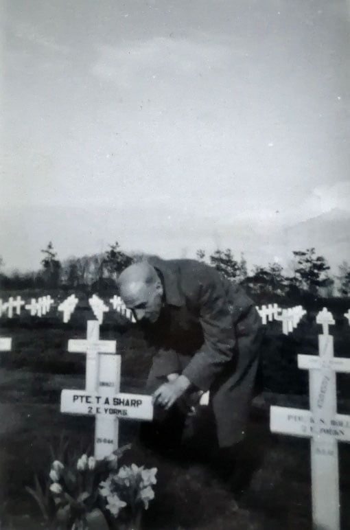 William Sharp bij het graf van Tom