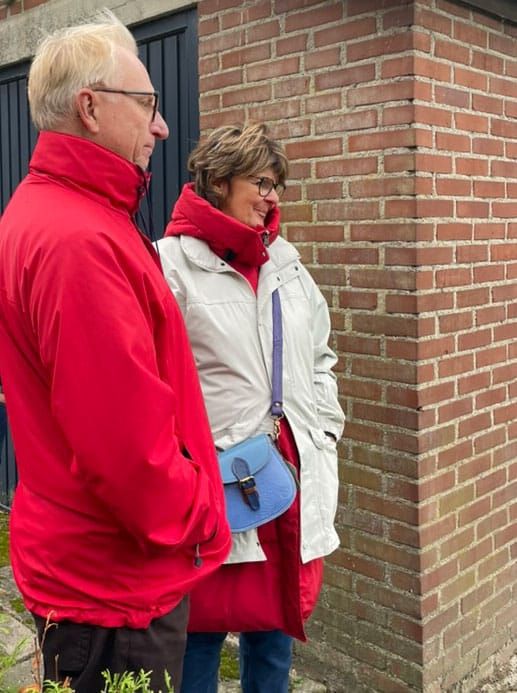 Ian en Julie Hawksby bij de boerderij aan De Helderseweg