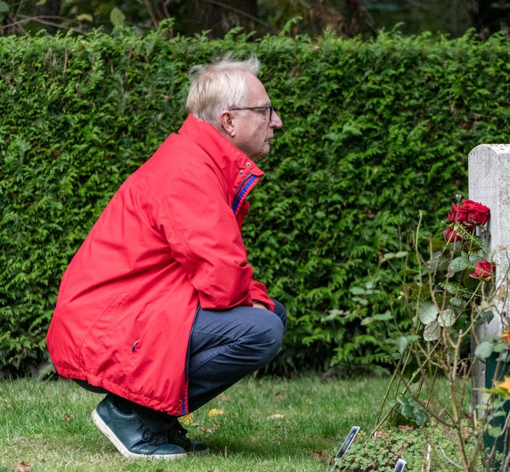 Ian Hawksby bij het graf van John Hawksby