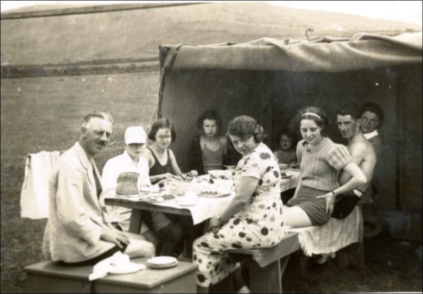 Leonard, Godfrey, Marie, Gladys, Barbara, Glynn en gasten