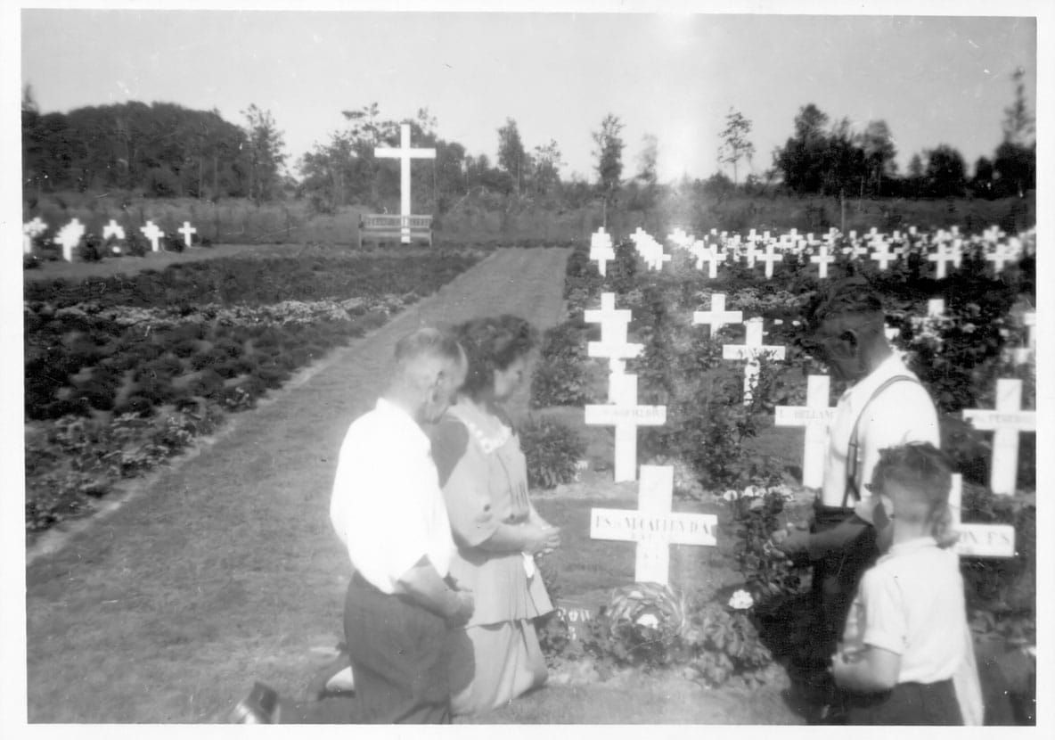 Familie McCauley en Frans Verhoeven op Overloon War Cemetery
