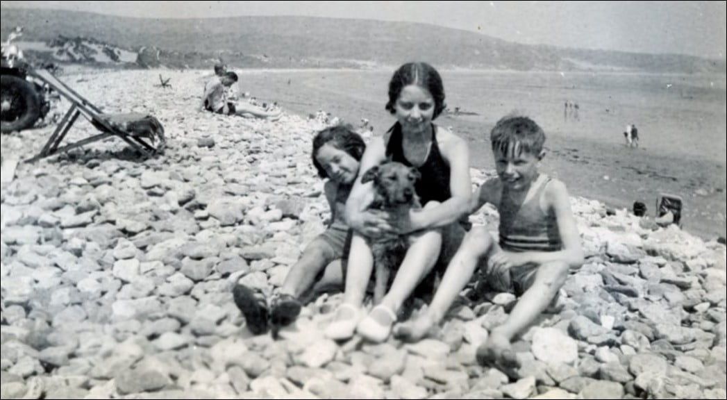 Marie, Barbara en Godfrey tijdens een bezoek aan zee