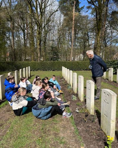 Piet Peters en leerlingen Sterrenschool de Klimboom