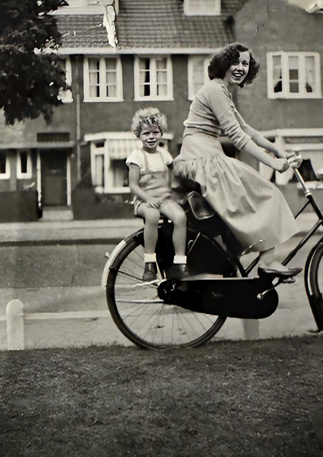 Ruth op de fiets in Nederland waarschijnlijk in Nijmegen
