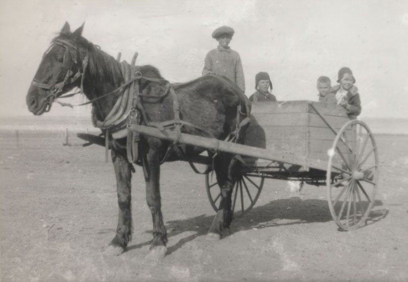 1931 Harlo, Verne, Lorne and Eleanor in cart