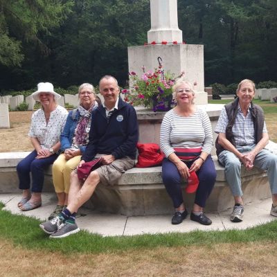 Familie Edwards bezoekt begraafplaats