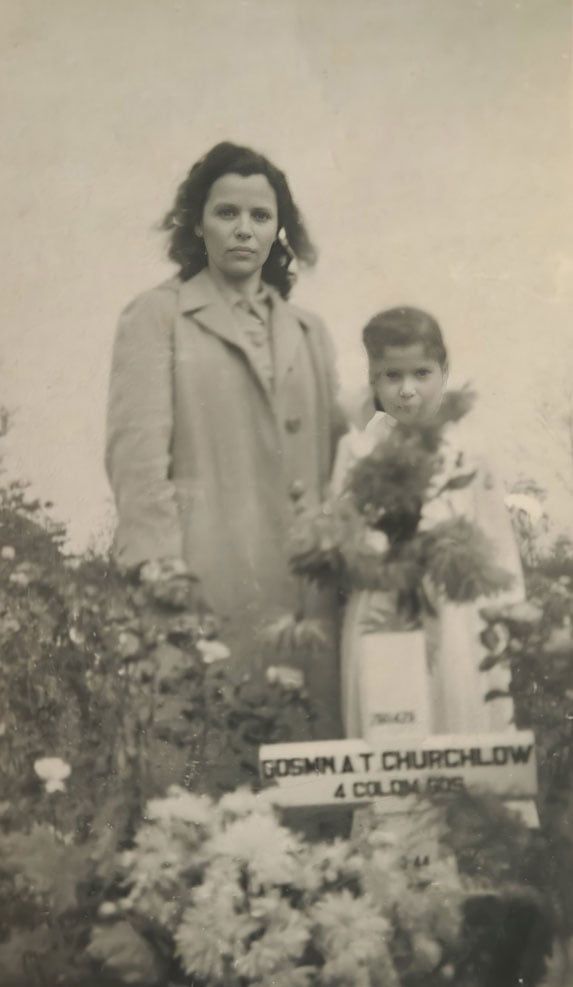 Toots Debats en dochter bij Alfreds graf