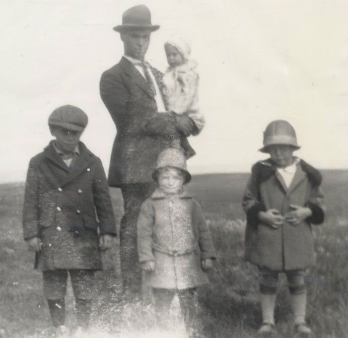 1927 Harlo, Guttorm holding infant Lorne, Verne and Eleanor