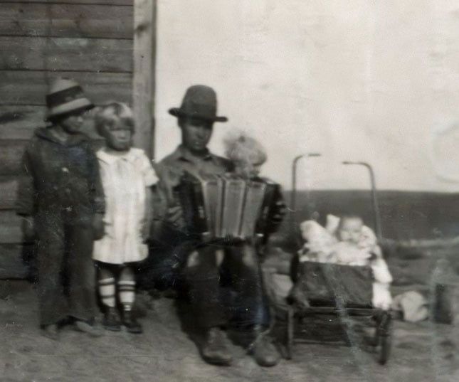 1926 Harlo, Eleanor, Guttorm speelt accordeon met Verne op zijn knie en baby Lorne