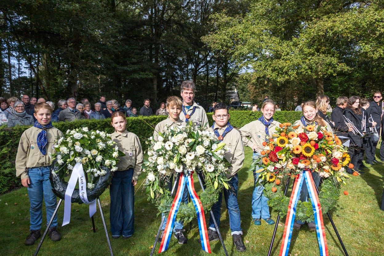 Scouting Overloon lays wreaths