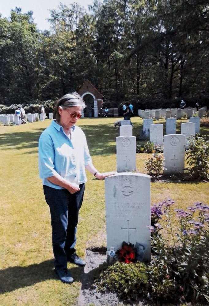 Dympna Weatherstone in 2019 bij het graf van haar broer Denis