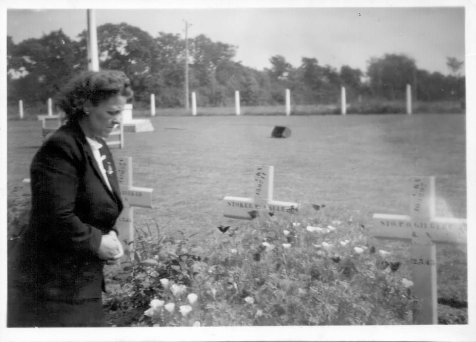 Moeder Bridget bij het graf van haar zoon Michael (Mack) in Dieppe