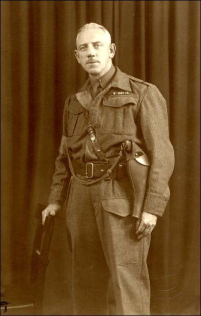 Leonard Evans in kapiteins-uniform