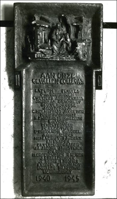 Gedenkteken in het gebouw van Rijkswaterstaat in Den Haag, met onderaan Wil van der Burgt