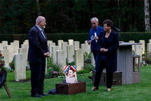 Onthulling-foto's-oorlogskerkhof-Overloon
