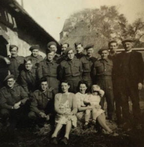 Samenzijn met Britse soldaten uit collectie familie Greenall. Details zijn nog onbekend.