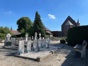 Kerk en CWGC graven in Westerbeek