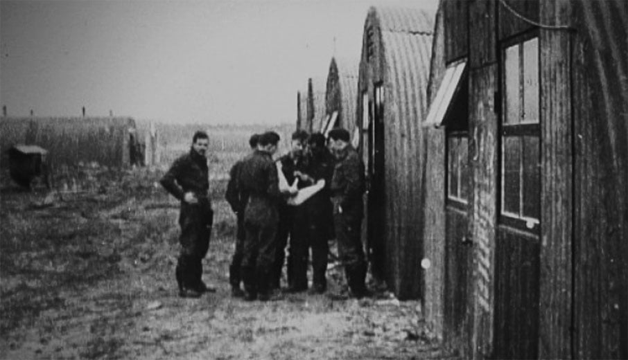 Britse militairen bij nissenhutten in Mill