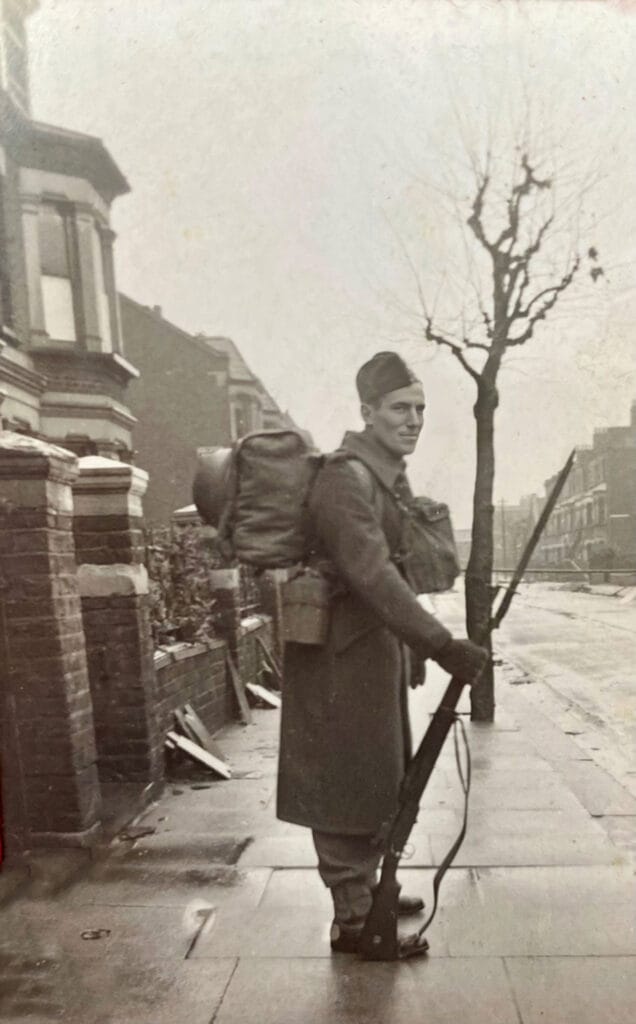 Bert Bayley verlaat zijn thuis in uniform