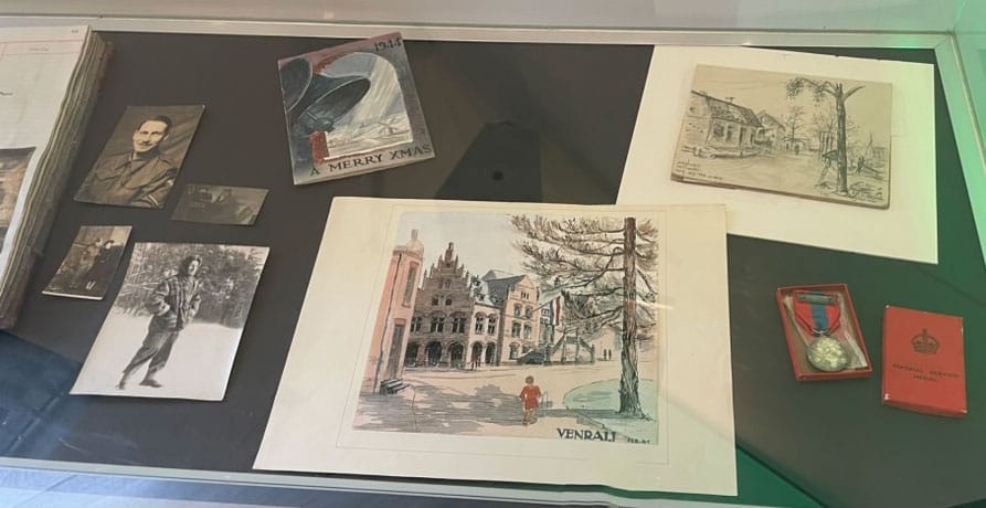 Vitrine met originele tekeningen en foto's Arthur Johnson