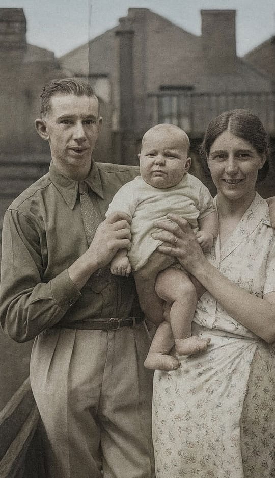 Henry Smith met zijn zus en haar baby