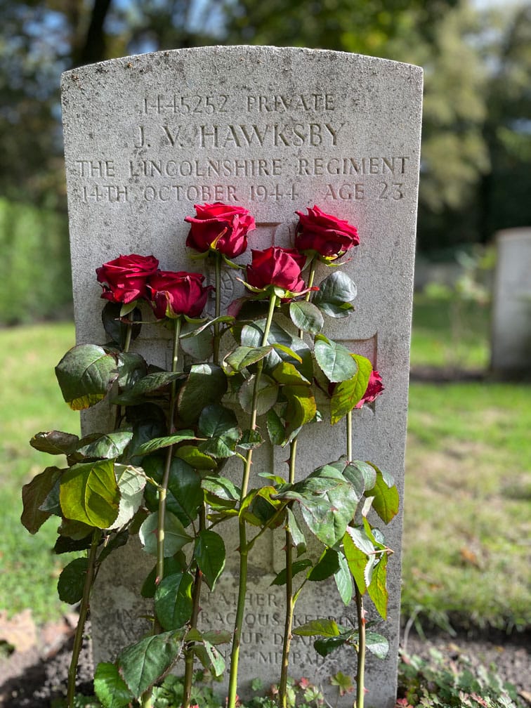 Rozen bij het graf tijdens de 80 jarige bevrijding van Overloon