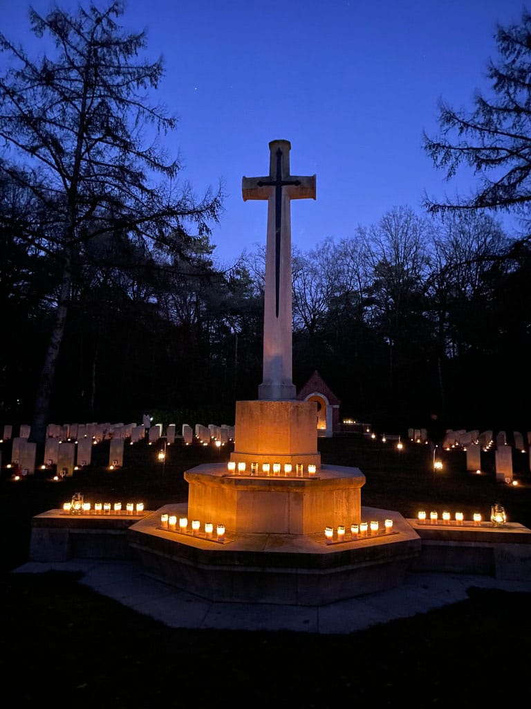 Lichtjes branden op Overloon War Cemetery Kerstavond 2025