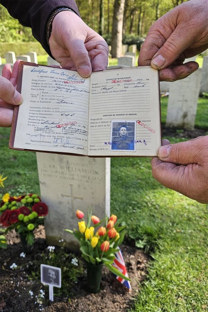 Paybook Sydney Williamson op Overloon War Cemetery