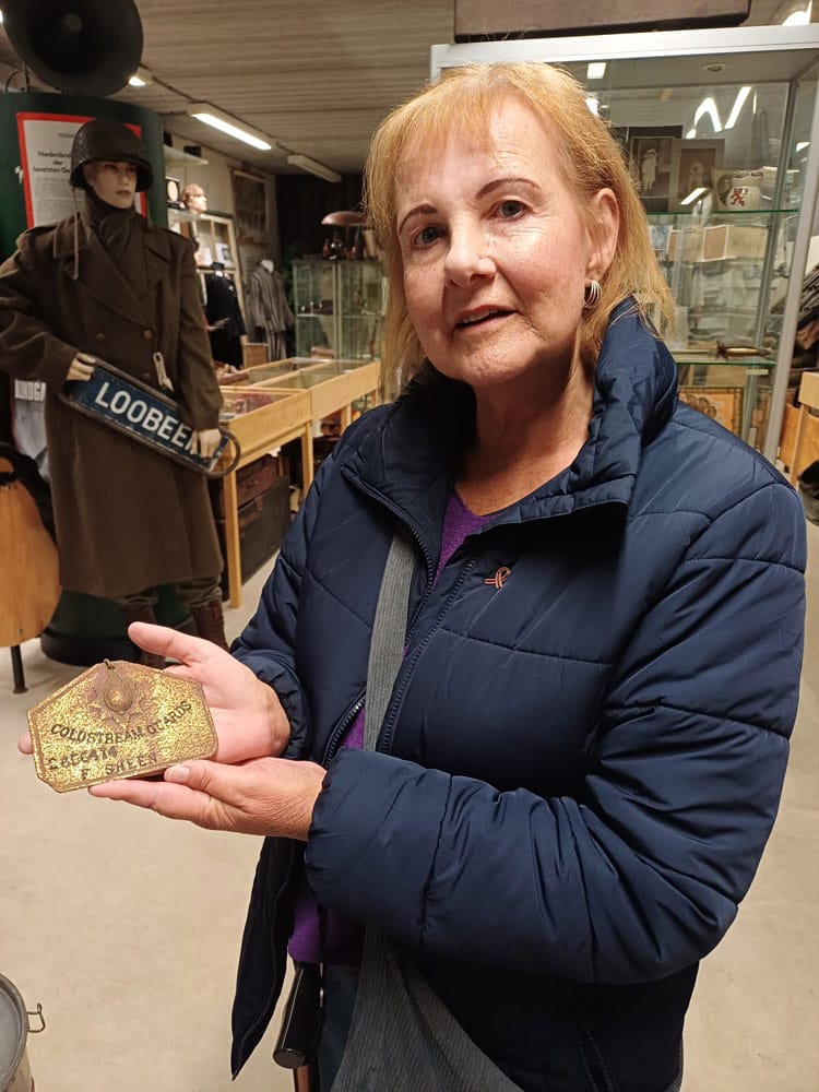 Helen Barnes met bed plate from Frank Sheen in museum van postzegel tot tank in Groeningen